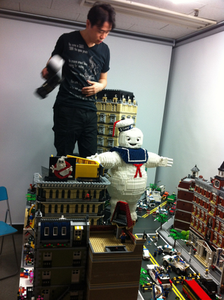 Illustration for article titled Gigantic Lego Stay Puft Marshmallow Man faces the Ghostbusters in NYC